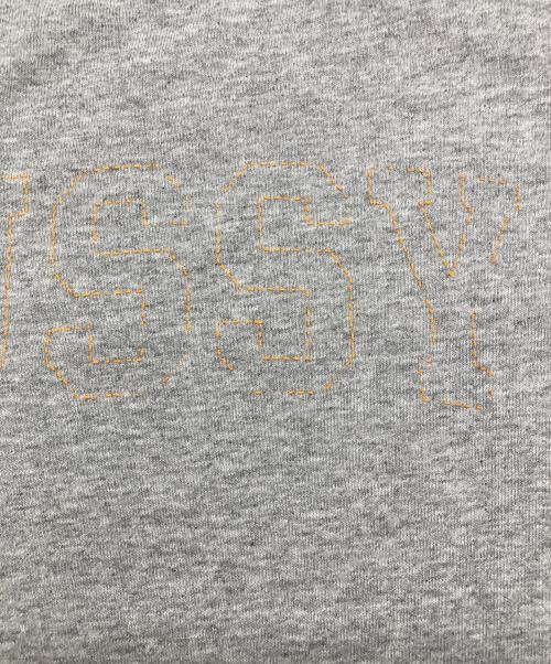 stussy（ステューシー）stussy (ステューシー) 紺タグ　刺繍Tシャツ グレー サイズ:Sの古着・服飾アイテム