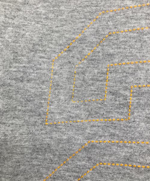 stussy（ステューシー）stussy (ステューシー) 紺タグ　刺繍Tシャツ グレー サイズ:Sの古着・服飾アイテム