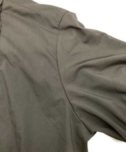 23区（ニジュウサンク）23区 (ニジュウサンク) プレーンストレッチタフタシャツワンピース カーキ サイズ:38の古着・服飾アイテム