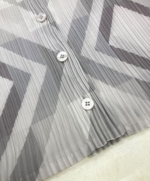 ISSEY MIYAKE FETE（イッセイミヤケフェット）ISSEY MIYAKE FETE (イッセイミヤケフェット) カーディガン グレー サイズ:2の古着・服飾アイテム