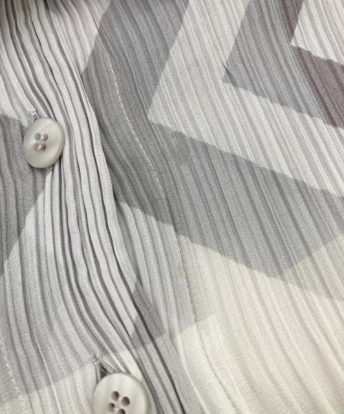 ISSEY MIYAKE FETE（イッセイミヤケフェット）ISSEY MIYAKE FETE (イッセイミヤケフェット) カーディガン グレー サイズ:2の古着・服飾アイテム