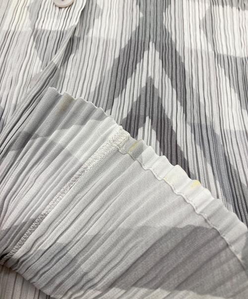 ISSEY MIYAKE FETE（イッセイミヤケフェット）ISSEY MIYAKE FETE (イッセイミヤケフェット) カーディガン グレー サイズ:2の古着・服飾アイテム