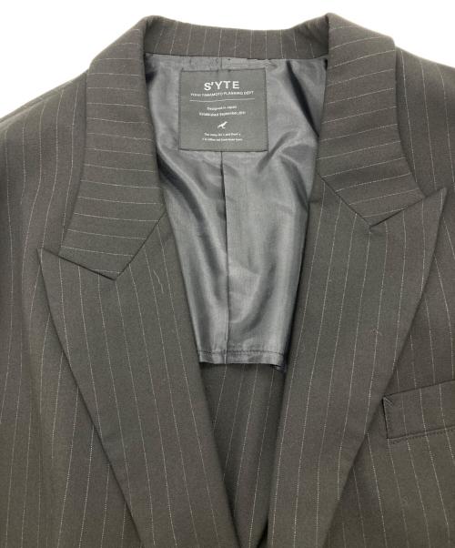 s'yte（サイト）s'yte (サイト) SS22 Pe/Rayon Tropical Pinstripe Dot Button Sleeve Peak Lapel Big Jacket ブラック サイズ:SIZE3の古着・服飾アイテム