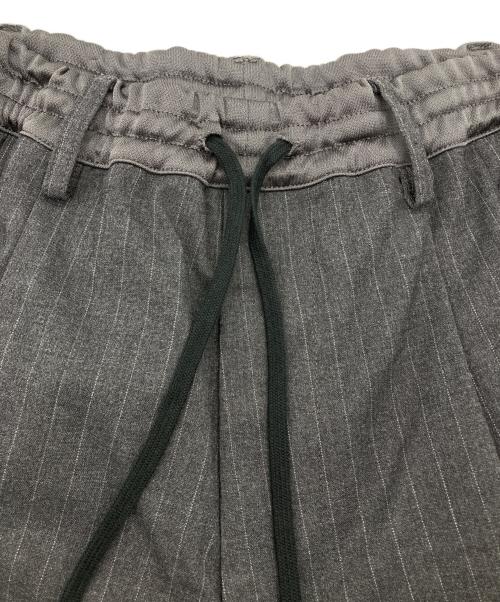 s'yte（サイト）s'yte (サイト) SS22 Pe/Rayon Tropical Pinstripe side snap wide pants グレー サイズ:3の古着・服飾アイテム