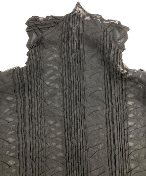 ISSEY MIYAKE FETE（イッセイミヤケフェット）ISSEY MIYAKE FETE (イッセイミヤケフェット) ハイネック ジグザグプリーツ シアーシャツ ブラック サイズ:SIZE2の古着・服飾アイテム
