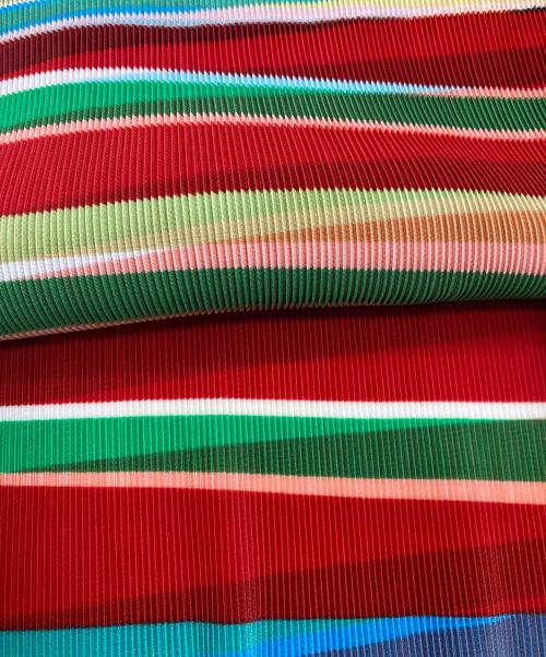 PLEATS PLEASE（プリーツプリーズ）PLEATS PLEASE (プリーツプリーズ) ノースリーブプリーツカットソー レッド×グリーン サイズ:3の古着・服飾アイテム