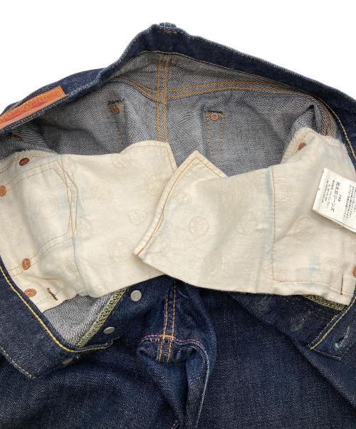 MOMOTARO JEANS（桃太郎ジーンズ）MOMOTARO JEANS (桃太郎ジーンズ) 出陣レーベルナローテーパードジーンズ ネイビー サイズ:W32×L33の古着・服飾アイテム