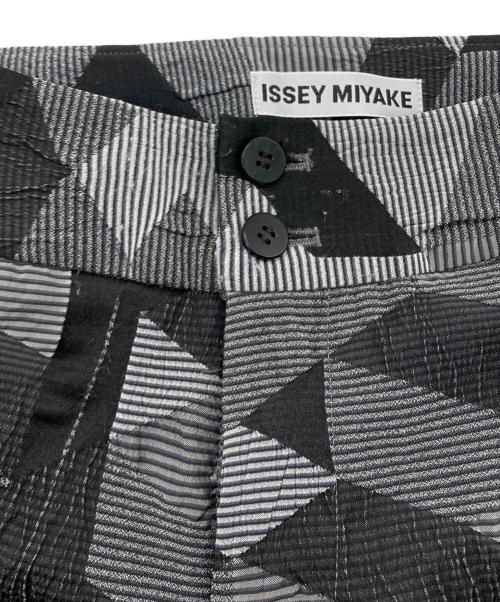 ISSEY MIYAKE（イッセイミヤケ）ISSEY MIYAKE (イッセイミヤケ) ヘリンボーンプリーツパンツ グレー×ブラック サイズ:3の古着・服飾アイテム