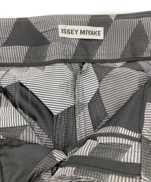 ISSEY MIYAKE（イッセイミヤケ）ISSEY MIYAKE (イッセイミヤケ) ヘリンボーンプリーツパンツ グレー×ブラック サイズ:3の古着・服飾アイテム