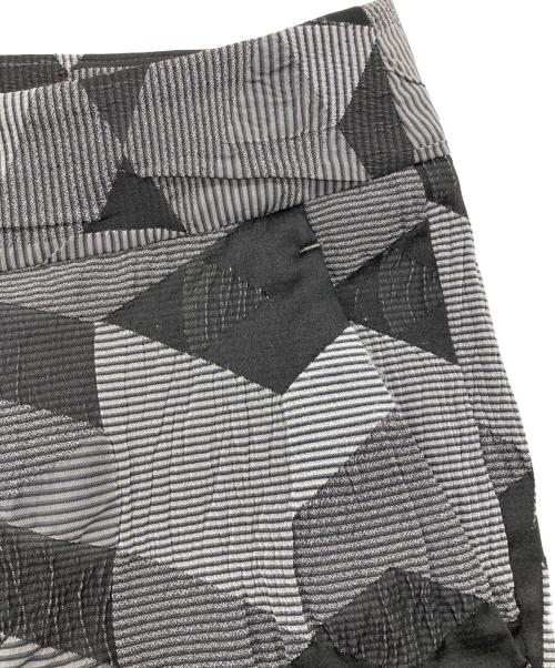 ISSEY MIYAKE（イッセイミヤケ）ISSEY MIYAKE (イッセイミヤケ) ヘリンボーンプリーツパンツ グレー×ブラック サイズ:3の古着・服飾アイテム