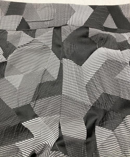 ISSEY MIYAKE（イッセイミヤケ）ISSEY MIYAKE (イッセイミヤケ) ヘリンボーンプリーツパンツ グレー×ブラック サイズ:3の古着・服飾アイテム