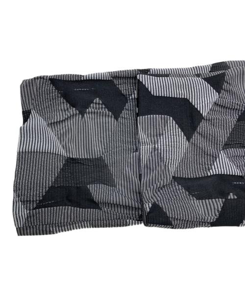 ISSEY MIYAKE（イッセイミヤケ）ISSEY MIYAKE (イッセイミヤケ) ヘリンボーンプリーツパンツ グレー×ブラック サイズ:3の古着・服飾アイテム