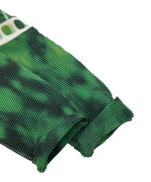 ISSEY MIYAKE me（イッセイ ミヤケ ミー）ISSEY MIYAKE me (イッセイ ミヤケ ミー) ハイネックデザインプリーツカットソー ホワイト×グリーン サイズ:-の古着・服飾アイテム