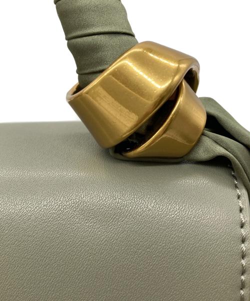 CHARLES & KEITH（チャールズアンドキース）CHARLES & KEITH (チャールズアンドキース) サテンプリーツドスカーフ トラペーズバッグ グリーンの古着・服飾アイテム