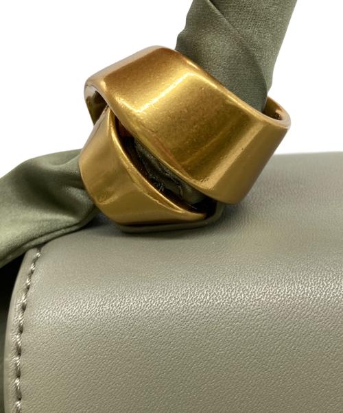 CHARLES & KEITH（チャールズアンドキース）CHARLES & KEITH (チャールズアンドキース) サテンプリーツドスカーフ トラペーズバッグ グリーンの古着・服飾アイテム