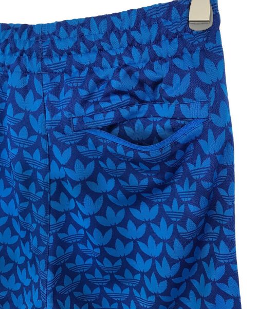 adidas（アディダス）adidas (アディダス) モノグラムトラックパンツ ブルー サイズ:SIZE　Mの古着・服飾アイテム