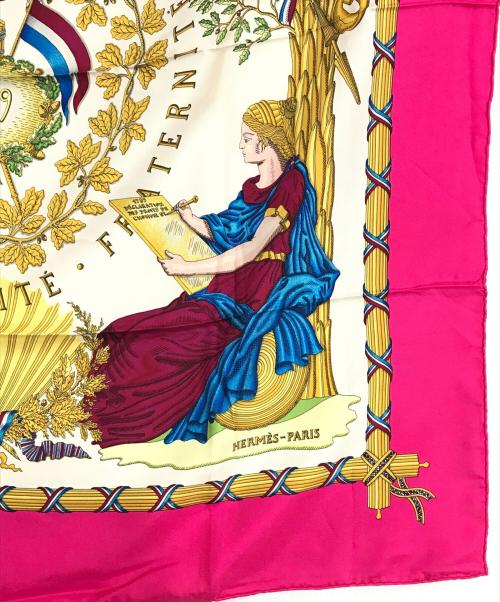 HERMES（エルメス）HERMES (エルメス) LIBERTE EGALITE FRATERNITE REPUBLIQUE FRANCAISE カレ90 ピンクの古着・服飾アイテム
