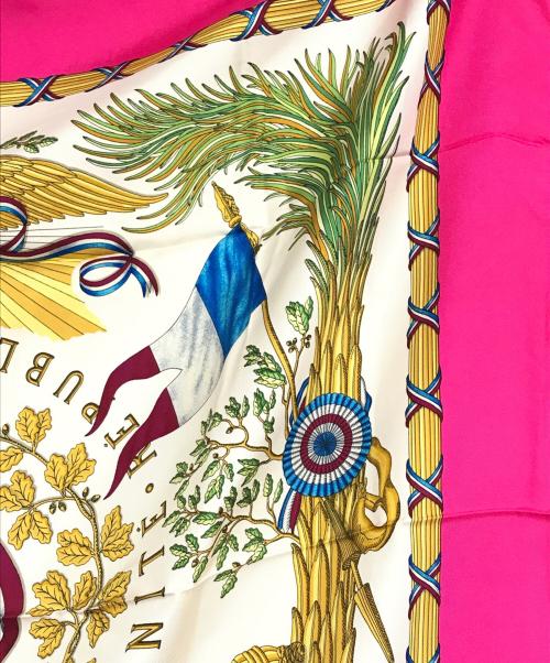 HERMES（エルメス）HERMES (エルメス) LIBERTE EGALITE FRATERNITE REPUBLIQUE FRANCAISE カレ90 ピンクの古着・服飾アイテム