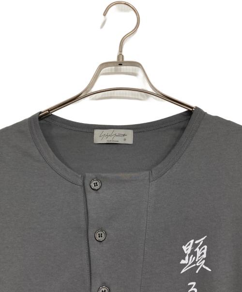 Yohji Yamamoto pour homme（ヨウジヤマモト プールオム）Yohji Yamamoto pour homme (ヨウジヤマモト プールオム) COMBED SINGLE JERSEY HENRY THREE QUARTER SLEEVE グレー サイズ:3の古着・服飾アイテム