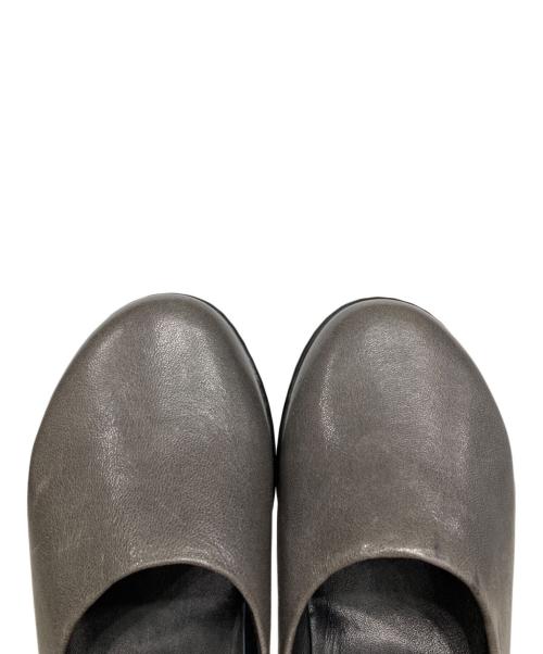 yuko imanishi+（ユウコイマニシプラス）yuko imanishi+ (ユウコイマニシプラス) ストラップ2WAYフラットシューズ グレー サイズ:38 未使用品の古着・服飾アイテム