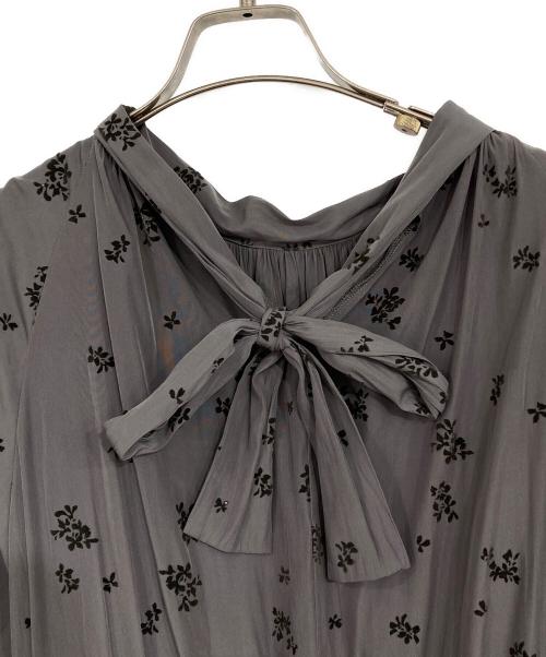 UNTITLED（アンタイトル）UNTITLED (アンタイトル) 小花柄ハイネックワンピース グレー サイズ:Sの古着・服飾アイテム