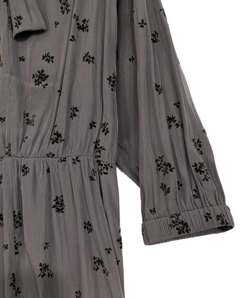 UNTITLED（アンタイトル）UNTITLED (アンタイトル) 小花柄ハイネックワンピース グレー サイズ:Sの古着・服飾アイテム
