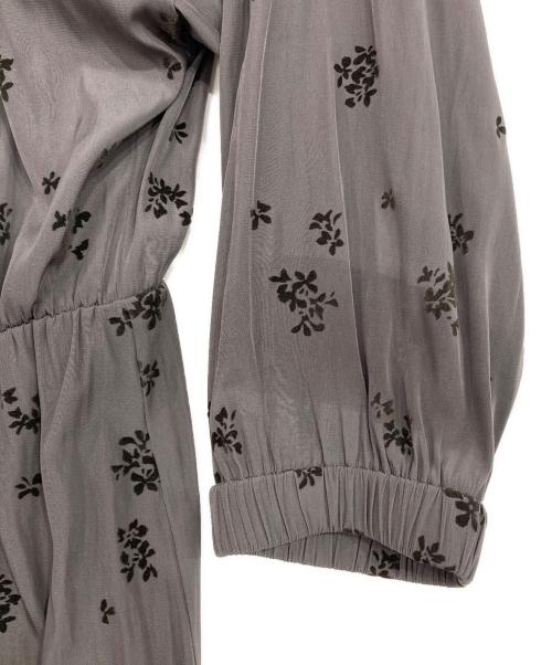 UNTITLED（アンタイトル）UNTITLED (アンタイトル) 小花柄ハイネックワンピース グレー サイズ:Sの古着・服飾アイテム