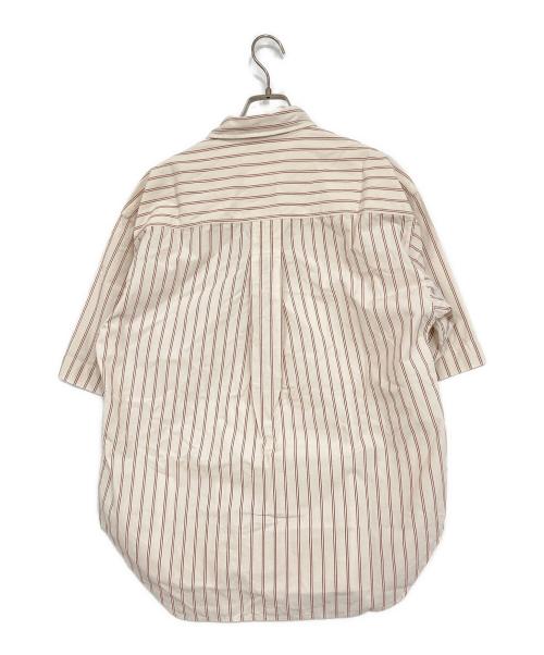 MHL（エムエイチエル）MHL (エムエイチエル) DRY COTTON STRIPE SS SHIRTS/半袖シャツ ベージュ×レッド サイズ:Sの古着・服飾アイテム