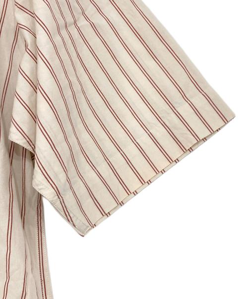 MHL（エムエイチエル）MHL (エムエイチエル) DRY COTTON STRIPE SS SHIRTS/半袖シャツ ベージュ×レッド サイズ:Sの古着・服飾アイテム