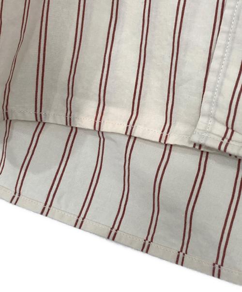 MHL（エムエイチエル）MHL (エムエイチエル) DRY COTTON STRIPE SS SHIRTS/半袖シャツ ベージュ×レッド サイズ:Sの古着・服飾アイテム