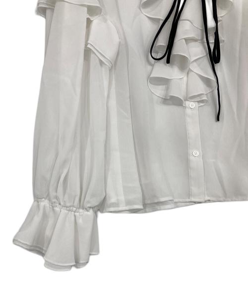 Mila Owen（ミラオーウェン）Mila Owen (ミラオーウェン) ベロアリボン付きラッフルブラウス ホワイトの古着・服飾アイテム