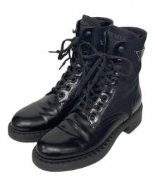 PRADA（プラダ）の古着「Re Nylon トライアングルロゴ ブラッシュドレザー レースアップ ショートブーツ」｜ブラック