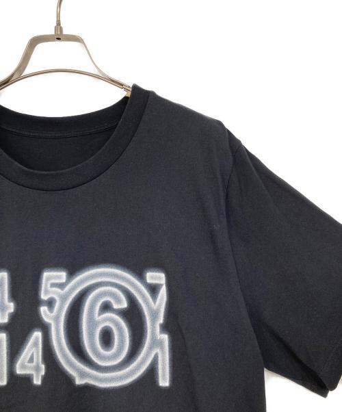 MM6 Maison Margiela（エムエムシックスメゾンマルジェラ）MM6 Maison Margiela (エムエムシックスメゾンマルジェラ) ズーム ロゴT オーバーサイズ カットソー ブラック サイズ:XLの古着・服飾アイテム