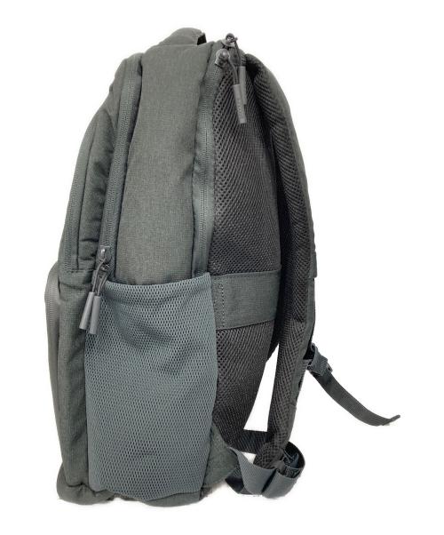 Incase（インケース）Incase (インケース) Facet Backpack25L グレーの古着・服飾アイテム