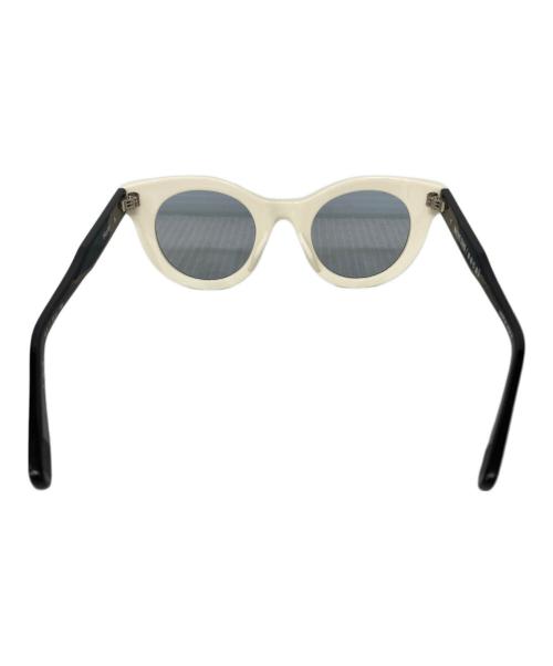 sacai（サカイ）sacai (サカイ) NATIVE SONS (ネイティブ サンズ) Huxleyサングラス ホワイト×ブラック サイズ:45.5□23.9の古着・服飾アイテム