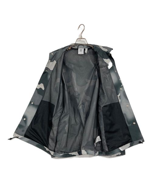 adidas（アディダス）adidas (アディダス) カモフラ柄コーチジャケット グレー サイズ:Lの古着・服飾アイテム
