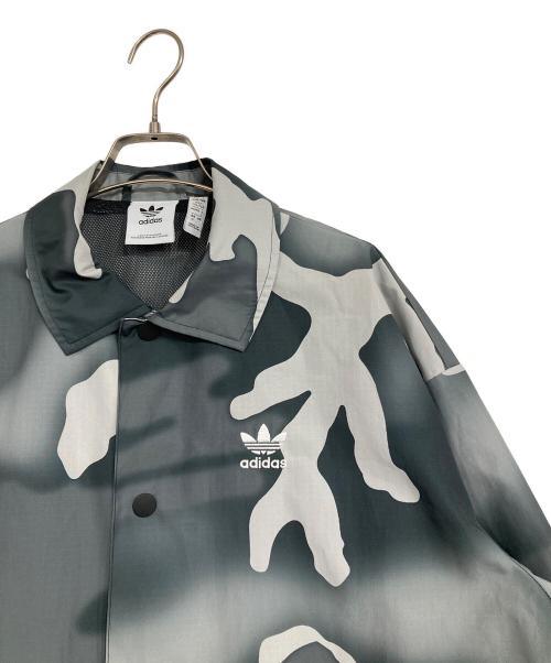 adidas（アディダス）adidas (アディダス) カモフラ柄コーチジャケット グレー サイズ:Lの古着・服飾アイテム