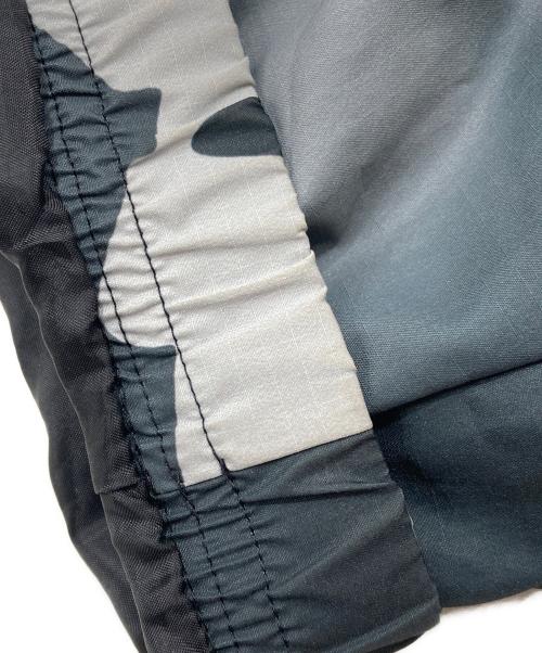 adidas（アディダス）adidas (アディダス) カモフラ柄コーチジャケット グレー サイズ:Lの古着・服飾アイテム