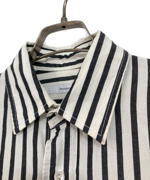FRAMeWORK（フレームワーク）FRAMeWORK (フレームワーク) LEVIPATA (リーバイパタ) ストライプシャツ ホワイト×グレー サイズ:記載なしの古着・服飾アイテム