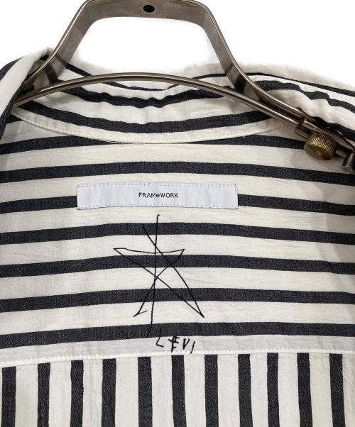 FRAMeWORK（フレームワーク）FRAMeWORK (フレームワーク) LEVIPATA (リーバイパタ) ストライプシャツ ホワイト×グレー サイズ:記載なしの古着・服飾アイテム