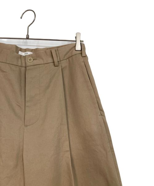 ATON（エイトン）ATON (エイトン) COTTON GABARDINE | TUCKED BELT PANTS ベージュ サイズ:02の古着・服飾アイテム