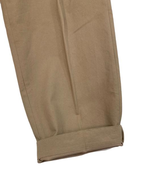 ATON（エイトン）ATON (エイトン) COTTON GABARDINE | TUCKED BELT PANTS ベージュ サイズ:02の古着・服飾アイテム