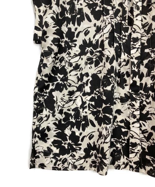 BALLSEY（ボールジィ）BALLSEY (ボールジィ) モノクロームフラワープリント ピンタックフレンチスリーブブラウス ブラック×ホワイト サイズ:36の古着・服飾アイテム