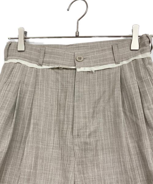 Knuth Marf（クヌースマーフ）Knuth Marf (クヌースマーフ) カットオフストライプパンツ ベージュ サイズ:XSの古着・服飾アイテム
