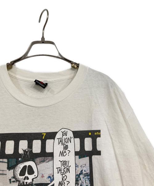 stussy（ステューシー）stussy (ステューシー) タクシードライバープリントTシャツ ホワイト サイズ:SIZE Lの古着・服飾アイテム