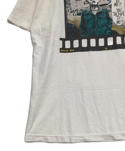 stussy（ステューシー）stussy (ステューシー) タクシードライバープリントTシャツ ホワイト サイズ:SIZE Lの古着・服飾アイテム