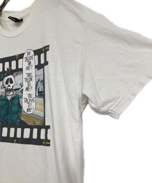 stussy（ステューシー）stussy (ステューシー) タクシードライバープリントTシャツ ホワイト サイズ:SIZE Lの古着・服飾アイテム