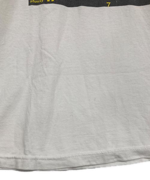 stussy（ステューシー）stussy (ステューシー) タクシードライバープリントTシャツ ホワイト サイズ:SIZE Lの古着・服飾アイテム