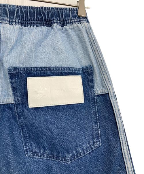 adidas（アディダス）adidas (アディダス) KSENIASCHNAIDER パッチワークジーンズ インディゴ サイズ:M 未使用品の古着・服飾アイテム