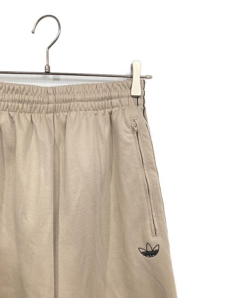 adidas（アディダス）adidas (アディダス) アウトライントレフォイル ファイヤーバード トラックパンツ ベージュ サイズ:Sの古着・服飾アイテム